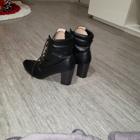 Black Pointed Toe High Heel Leather Ankle Booties sz 8 - Picture 4 of 7